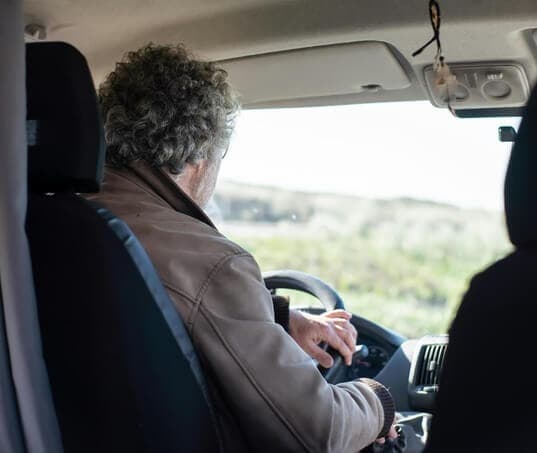 O que é direção defensiva? Entenda os 5 elementos essenciais