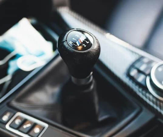 Embreagem dura no carro? Entenda as causas e como resolver